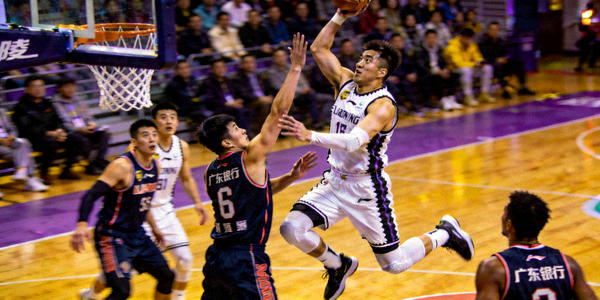 CBA联赛辽宁本钢队与广东宏远队比赛中郭艾伦上篮瞬间